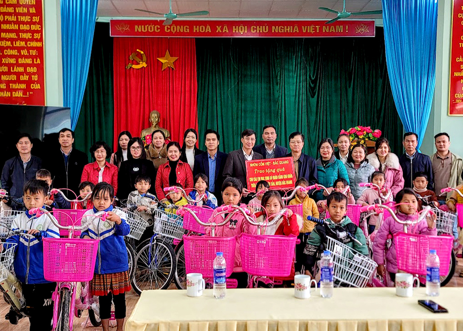 Chủ nhiệm UBKT Tỉnh ủy Trần Quang Minh và nhóm thiện nguyện Cốm Việt trao xe đạp cho các em học sinh.