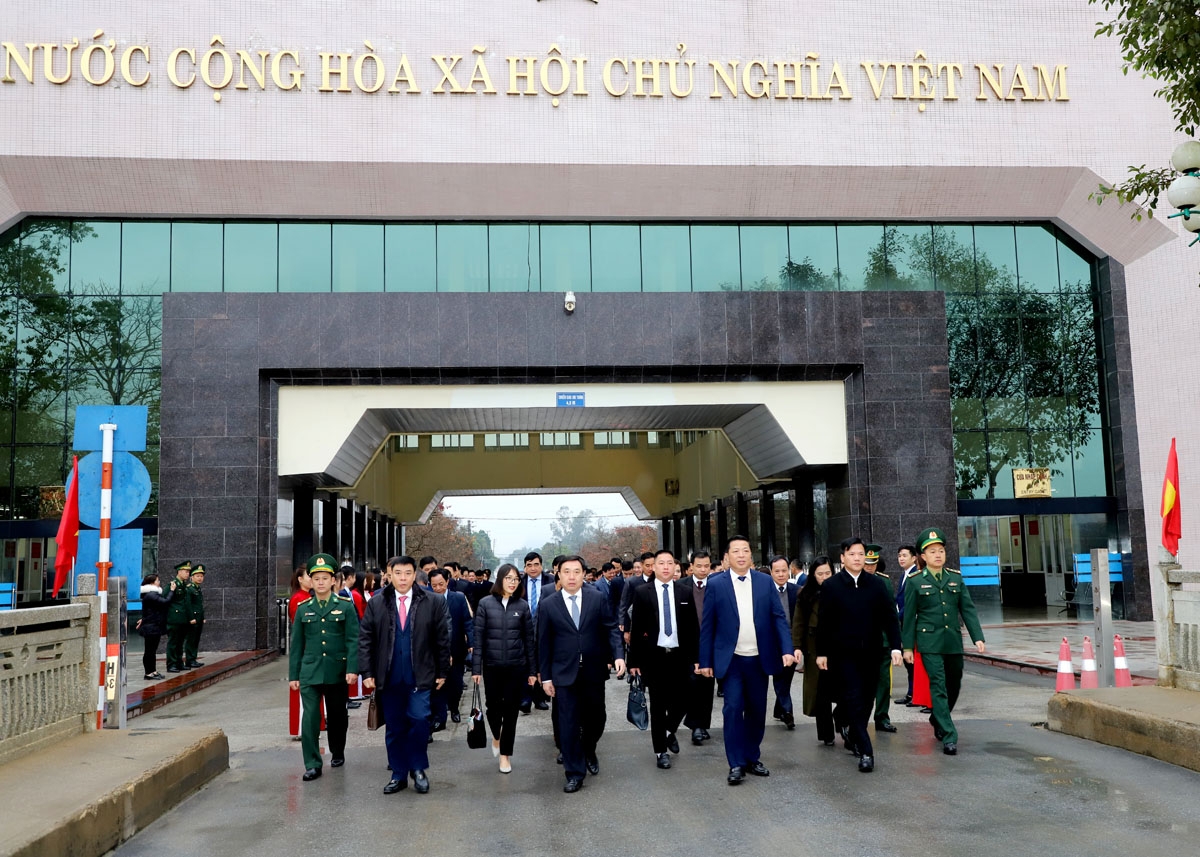 Đoàn đại biểu tỉnh Hà Giang và Cao Bằng xuất cảnh qua cửa khẩu Tà Lùng (Cao Bằng)