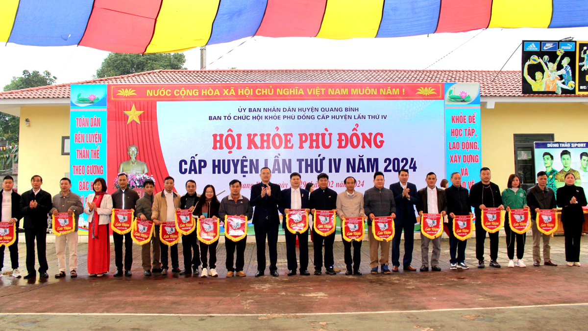 Lãnh đạo huyện Quang Bình trao cờ lưu niệm cho các đoàn tham gia Hội khoẻ Phù Đổng.