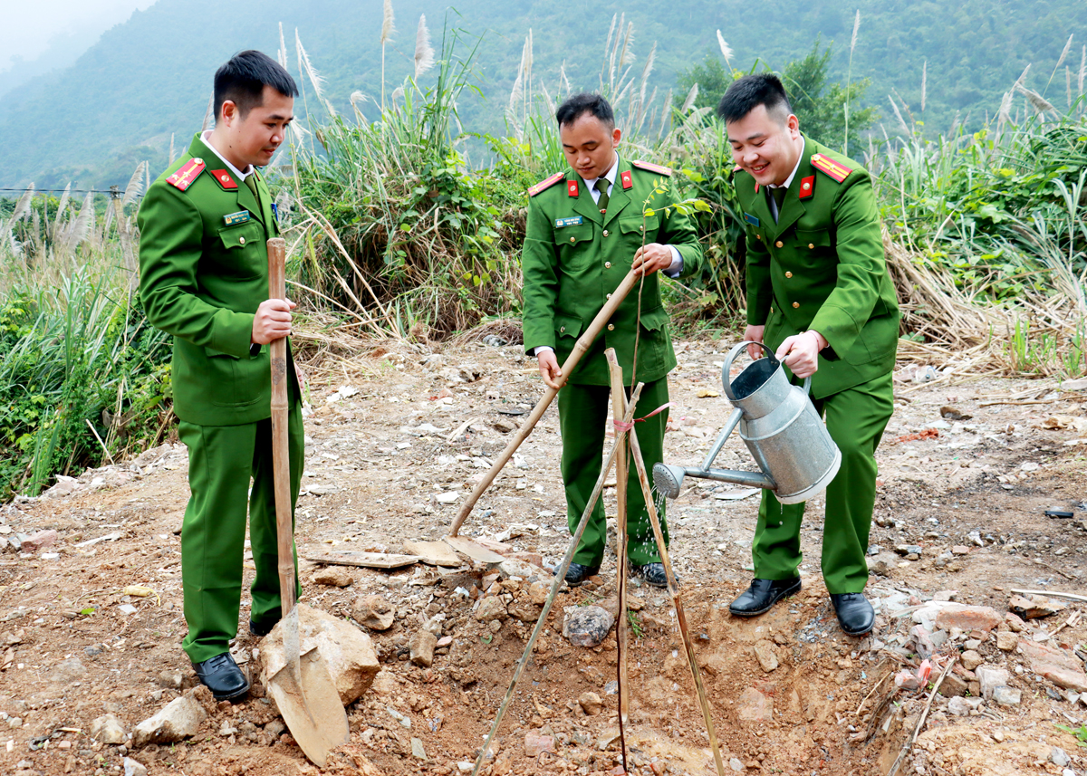 Cán bộ Công an phường Ngọc Hà (thành phố Hà Giang) tham gia trồng cây trên tuyến đường La Văn Cầu, phường Ngọc Hà dịp Xuân Giáp Thìn năm 2024.
