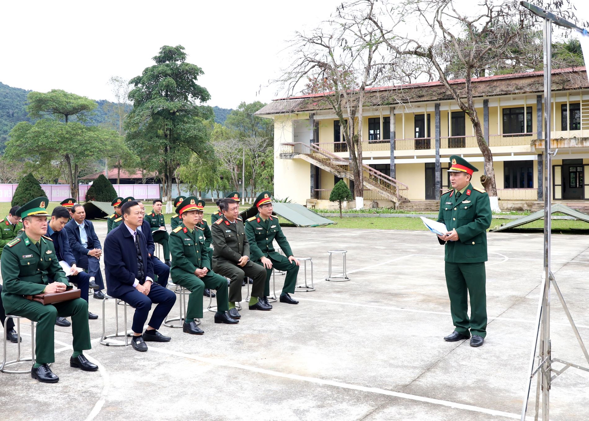 Chủ tịch UBND tỉnh Nguyễn Văn Sơn và các đại biểu nghe báo cáo phương án bố trí Sở chỉ huy thường xuyên bảo đảm diễn tập KVPT tỉnh năm 2024.