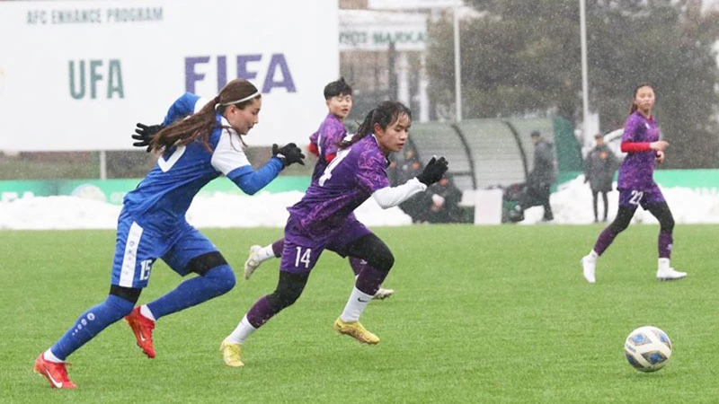 Pha tranh bóng trong trận giao hữu giữa đội tuyển nữ U20 Việt Nam (bên phải) và U20 Uzbekistan