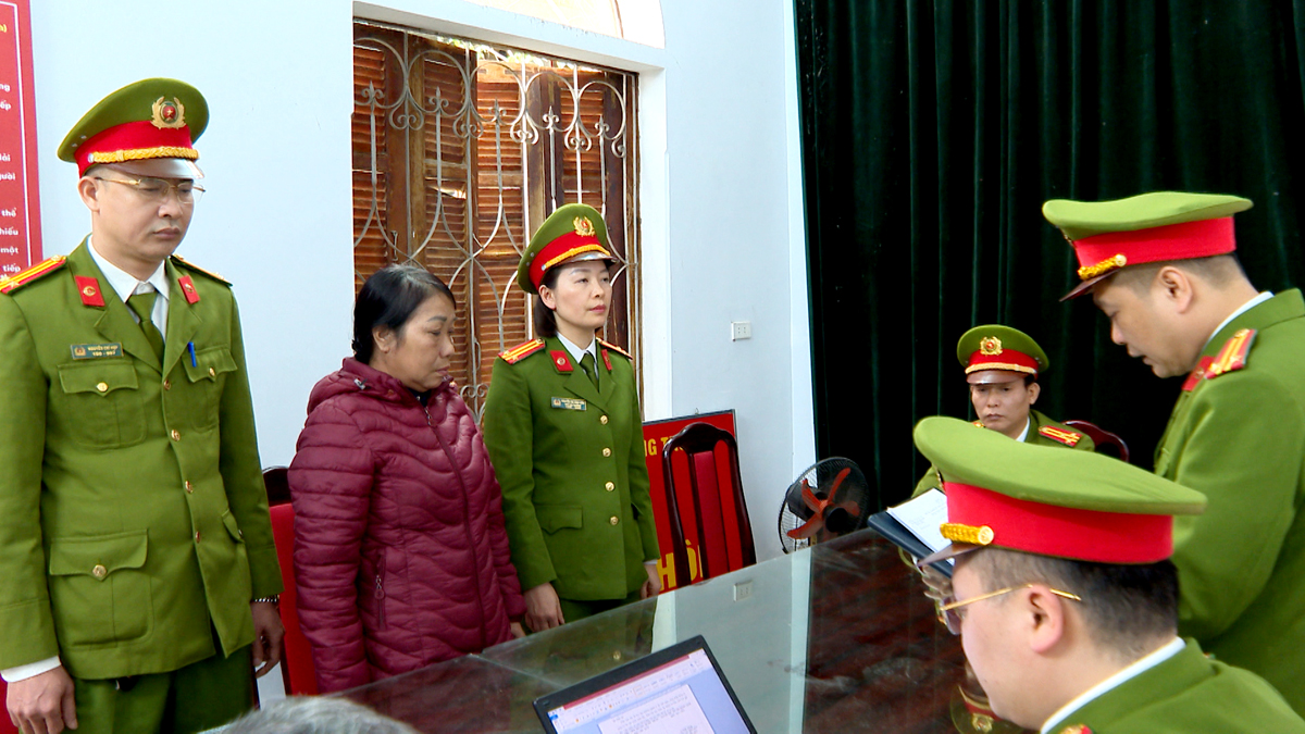 Lực lượng chức năng thi hành lệnh bắt tạm giam đối với Nguyễn Thị Hòa, Giám đốc Công ty TNHH Vạn Phúc