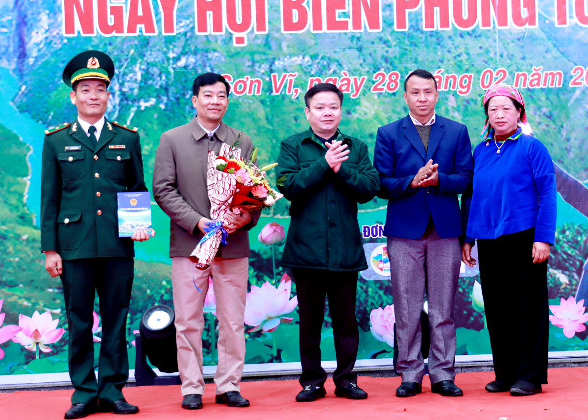Lãnh đạo huyện Mèo Vạc tặng quà cán bộ, chiến sỹ Đồn Biên phòng Sơn Vĩ.