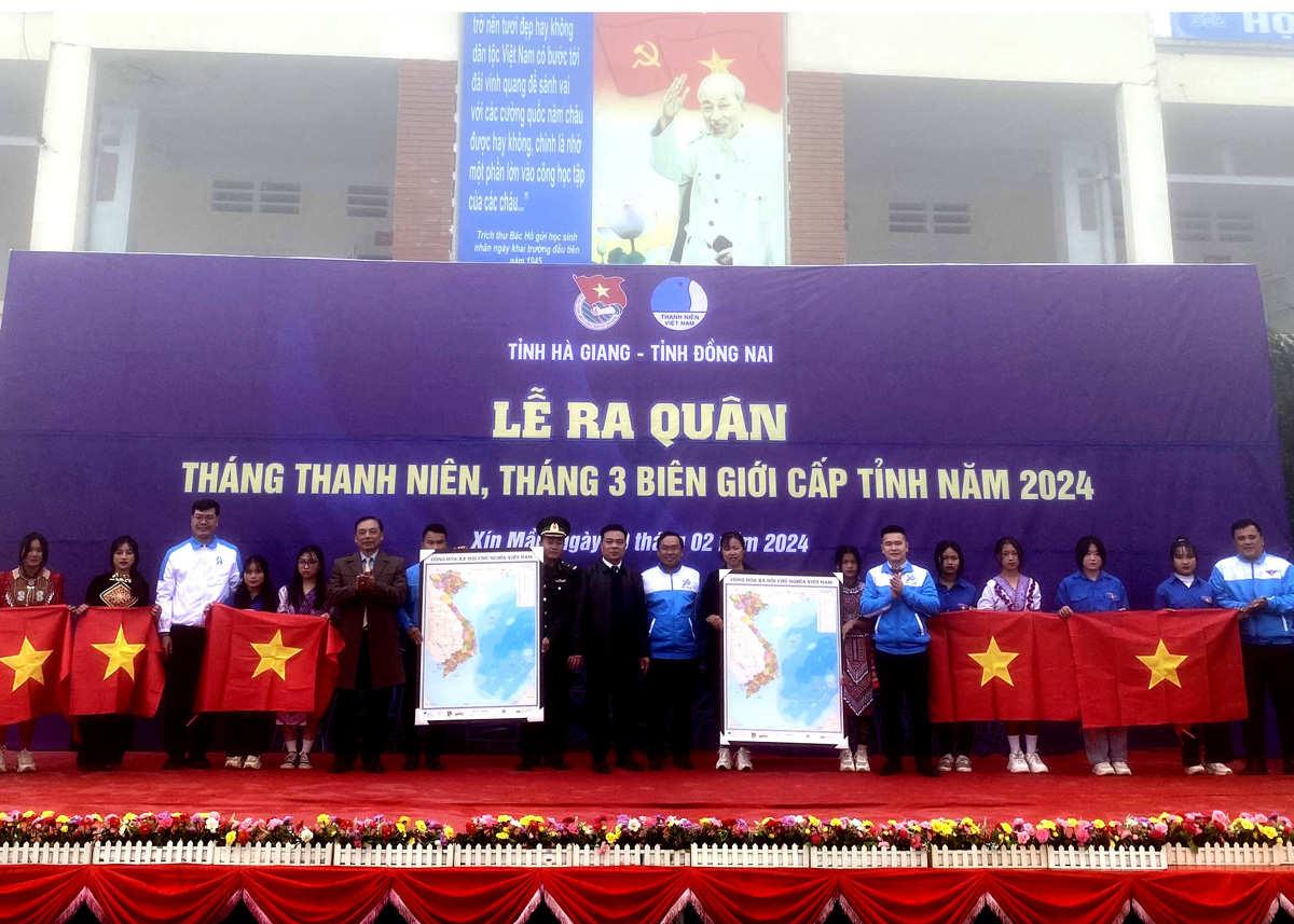 Chương trình trao tặng 200 lá cờ và Bản đồ Việt Nam cho trường học và nhân dân xã Xín Mần.