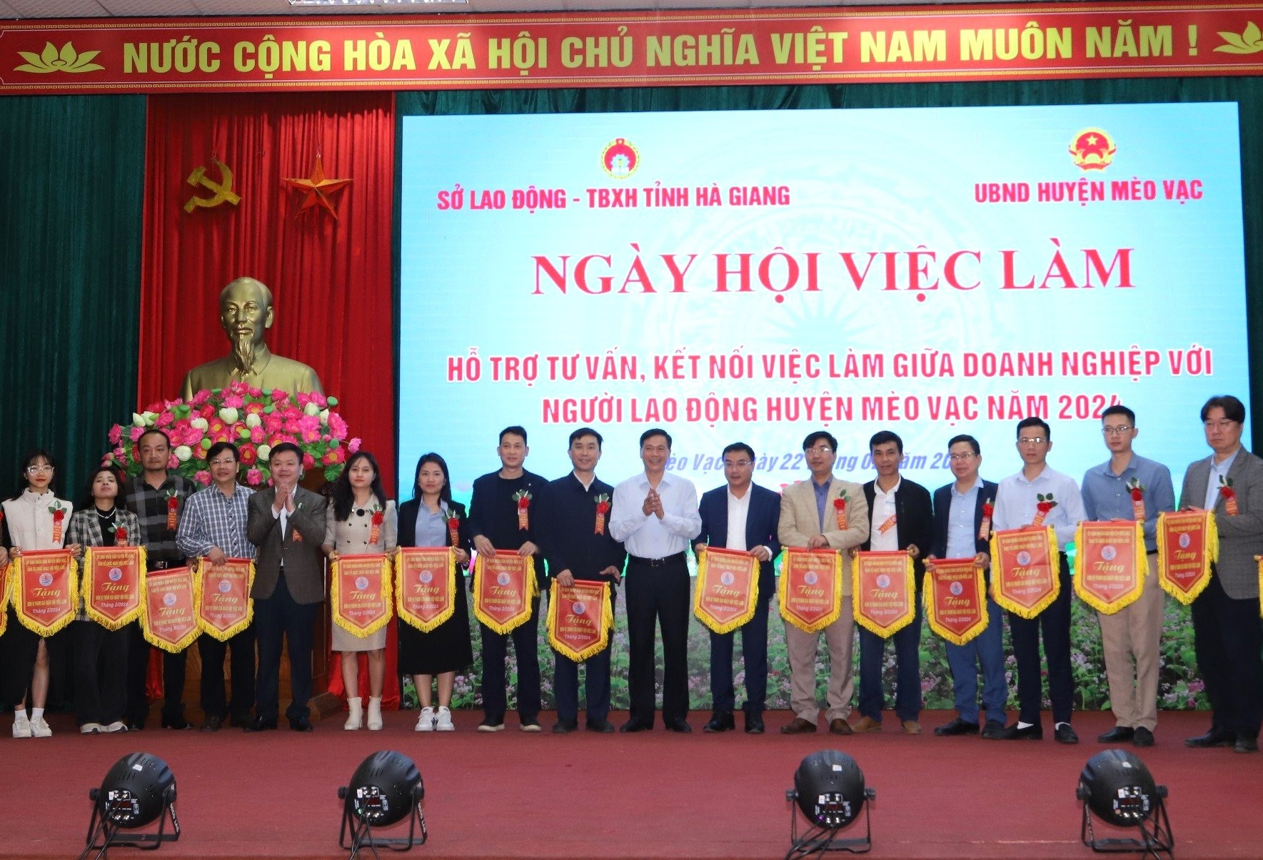 Lãnh đạo huyện Mèo Vạc trao cờ lưu niệm cho các công ty, doanh nghiệp tham gia Ngày hội.