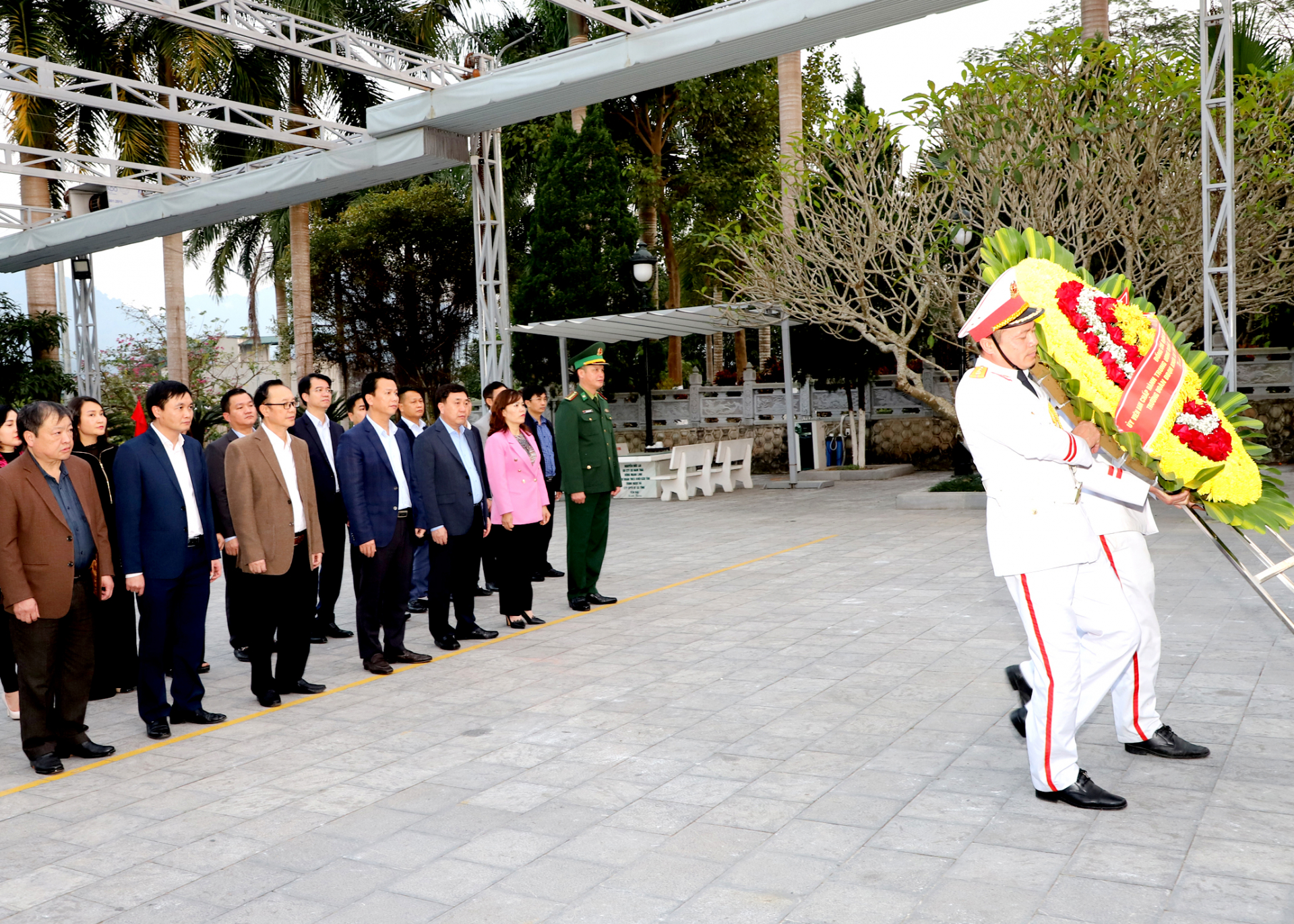 Bộ trưởng Bộ Tài nguyên và Môi trường Đặng Quốc Khánh và đoàn công tác cùng các đồng chí Thường trực Tỉnh ủy dâng hoa, viếng các AHLS tại Nghĩa trang Liệt sỹ Quốc gia Vị xuyên.