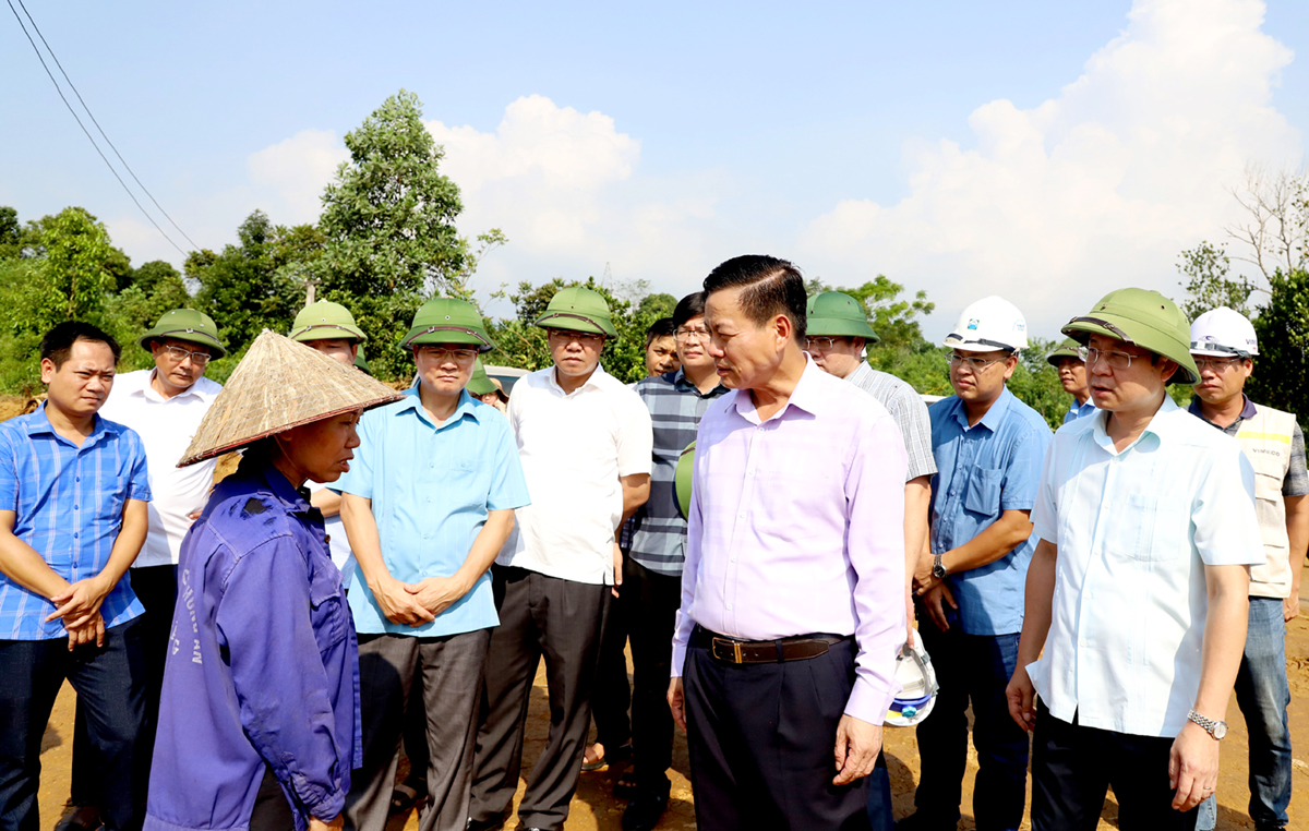Chủ tịch UBND tỉnh Nguyễn Văn Sơn động viên người dân xã Hùng An (Bắc Quang) bàn giao mặt bằng thực hiện dự án cao tốc Tuyên Quang - Hà Giang.