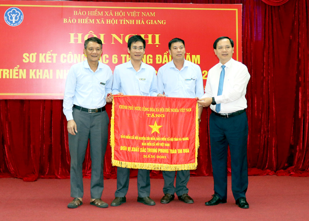 Lãnh đạo Bảo hiểm xã hội Việt Nam trao Cờ thi đua của Chính phủ cho Bảo hiểm xã hội huyện Xín Mần.
