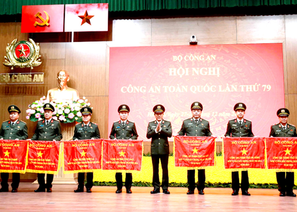 Công an tỉnh Hà Giang vinh dự nhận Cờ thi đua xuất sắc năm 2023 của Bộ Công an.
