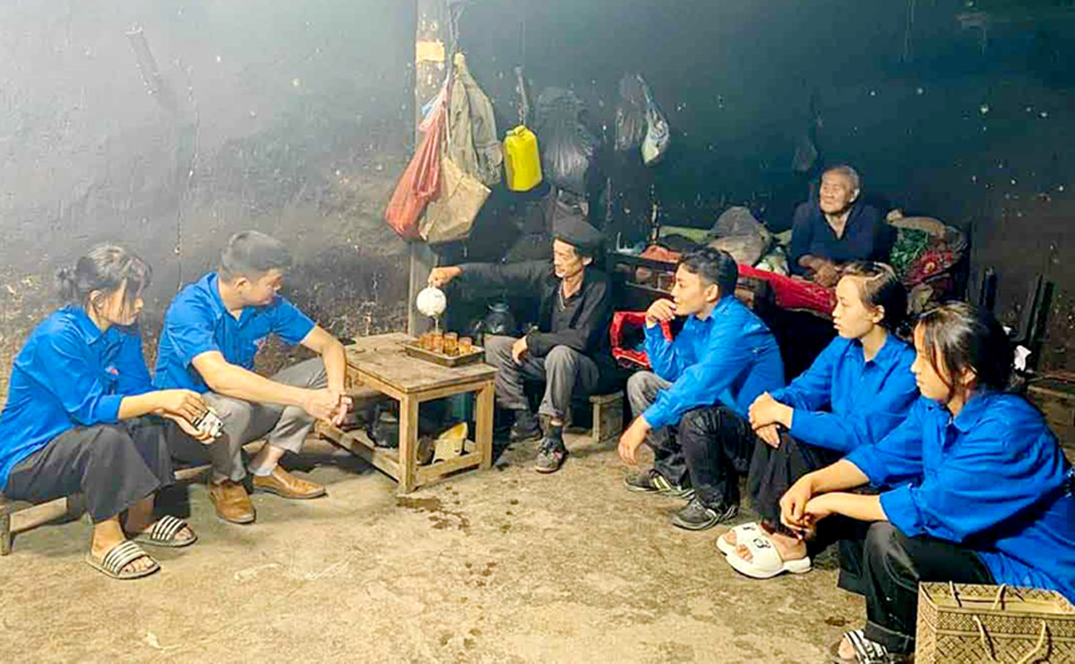 Đoàn Thanh niên huyện Quản Bạ tuyên truyền xóa bỏ hủ tục tại hộ ông Dùng Dỉ Sài, thôn Cao Mã, xã Cao Mã Pờ.

