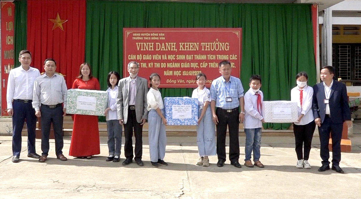 Hội Khuyến học huyện Đồng Văn tặng quà học sinh Trường THCS Đồng Văn.
