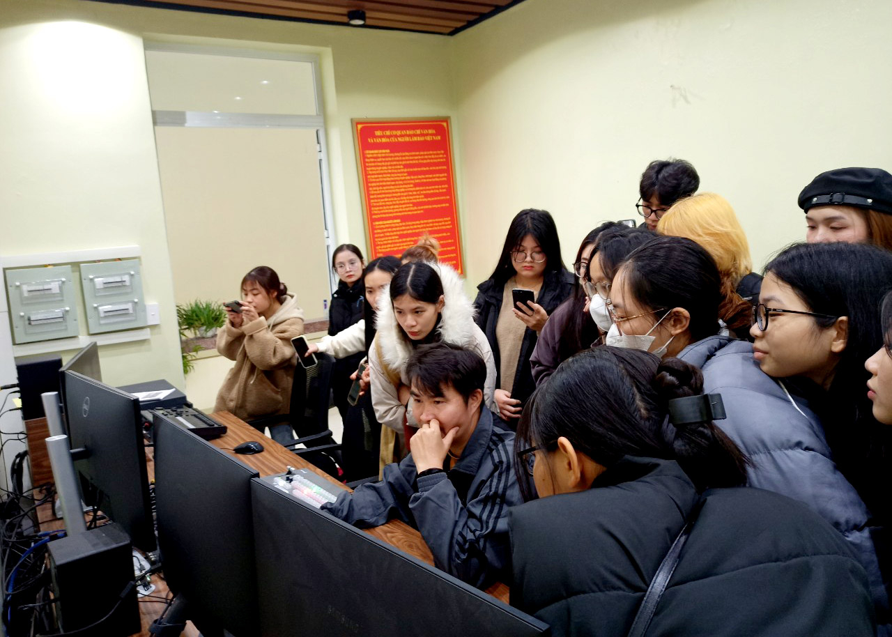 Sinh viên Khoa truyền thông đa phương tiện Đại học Đông Đô (Hà Nội) học tập kinh nghiệm sản xuất các chương trình số của Báo Hà Giang điện tử. Ảnh HOÀNG CỪ