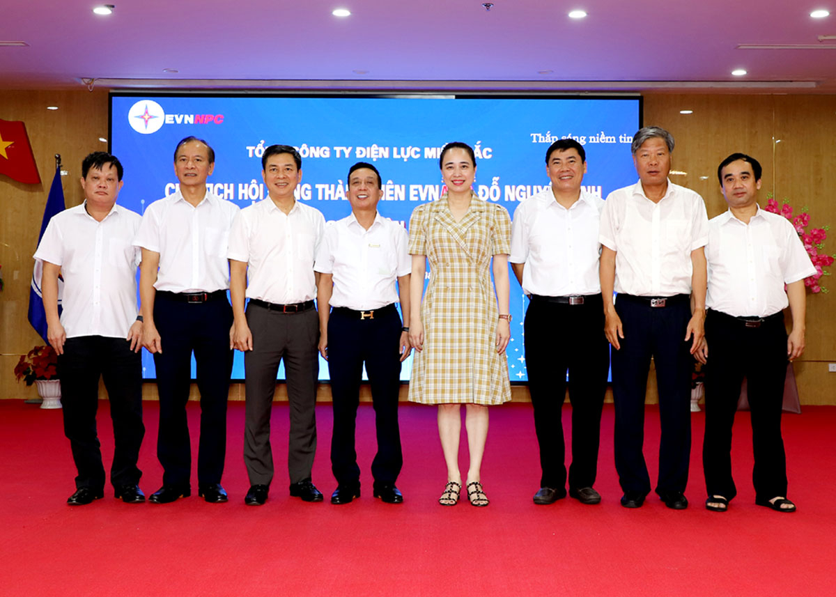 Chủ tịch Hội đồng thành viên Tổng Công ty Điện lực miền Bắc Đỗ Nguyệt Ánh và lãnh đạo Công ty Điện lực Hà Giang.