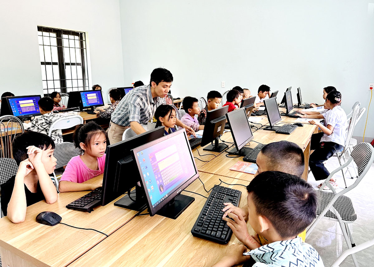 20 bộ máy vi tính hỗ trợ từ nguồn vốn 3 Chương trình mục tiêu quốc gia có ý nghĩa đặc biệt, tạo điều kiện cho học sinh Trường PTDT bán trú Tiểu học Thanh Thủy tiếp cận gần hơn với tri thức.