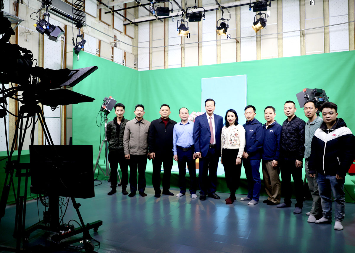Chủ tịch UBND tỉnh Nguyễn Văn Sơn tham quan trường quay ảo và chụp ảnh lưu niệm với lãnh đạo, phóng viên, kỹ thuật viên Đài PT-TH tỉnh