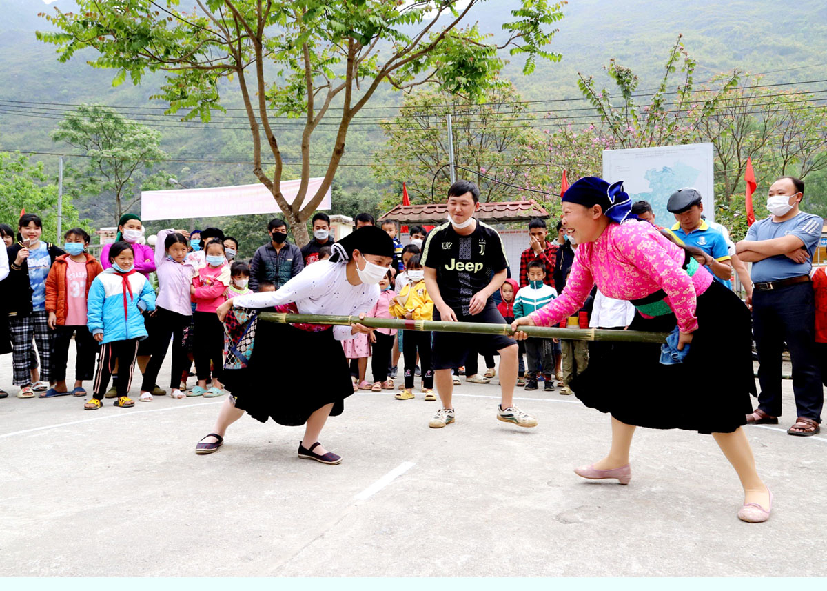 Người dân thôn Nia Do, xã Giàng Chu Phìn chơi đẩy gậy ngày Xuân.
