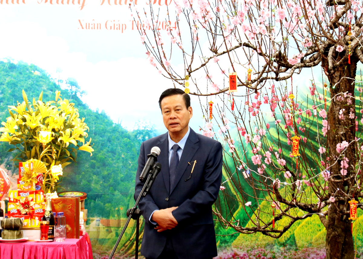  Phó Bí thư Tỉnh ủy, Chủ tịch UBND tỉnh Nguyễn Văn Sơn phát biểu tại buổi gặp mặt
