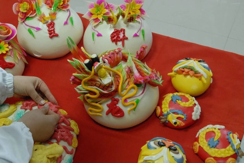 Người dân làm bánh bao nghệ thuật đón Tết Nguyên đán Giáp Thìn tại tỉnh Sơn Đông, Trung Quốc.