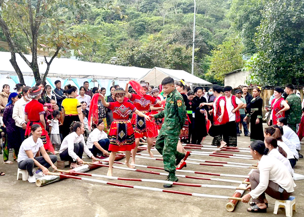 Cán bộ, chiến sỹ Đồn Biên phòng Cửa khẩu Quốc tế Thanh Thủy cùng với nhân dân thôn Giang Nam, xã Thanh Thủy (Vị Xuyên) vui Ngày hội Đại đoàn kết toàn dân tộc năm 2023.
