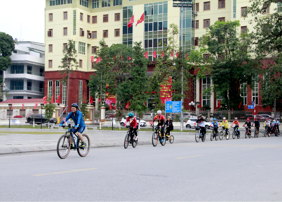 Đạp xe qua Quảng trường 26/3 thành phố Hà Giang.