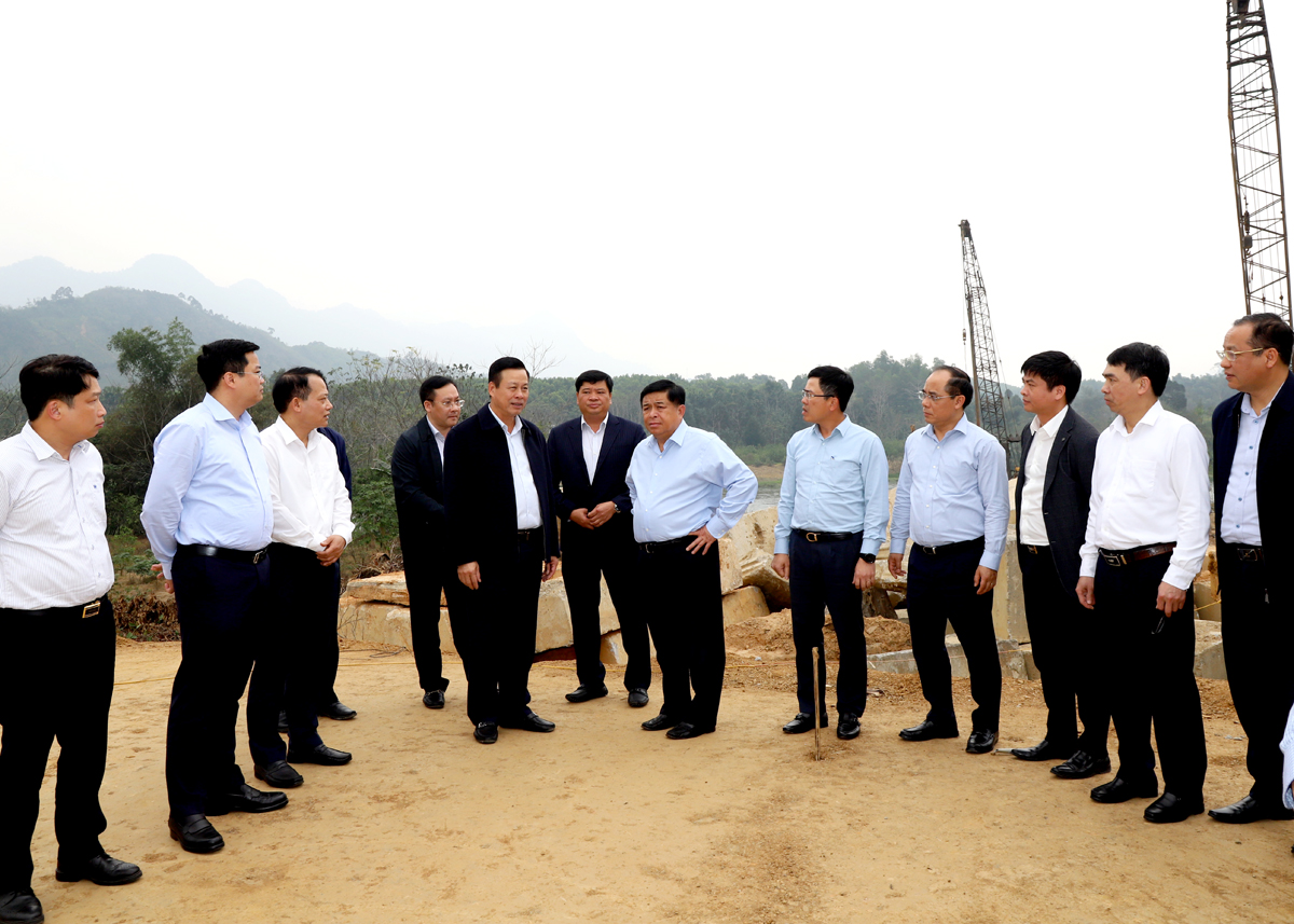 Bộ trưởng Bộ KH&ĐT Nguyễn Chí Dũng, Chủ tịch UBND tỉnh Nguyễn Văn Sơn cùng đoàn công tác kiểm tra tiến độ dự án tại điểm đầu tuyến thuộc địa phận thị trấn Vĩnh Tuy.