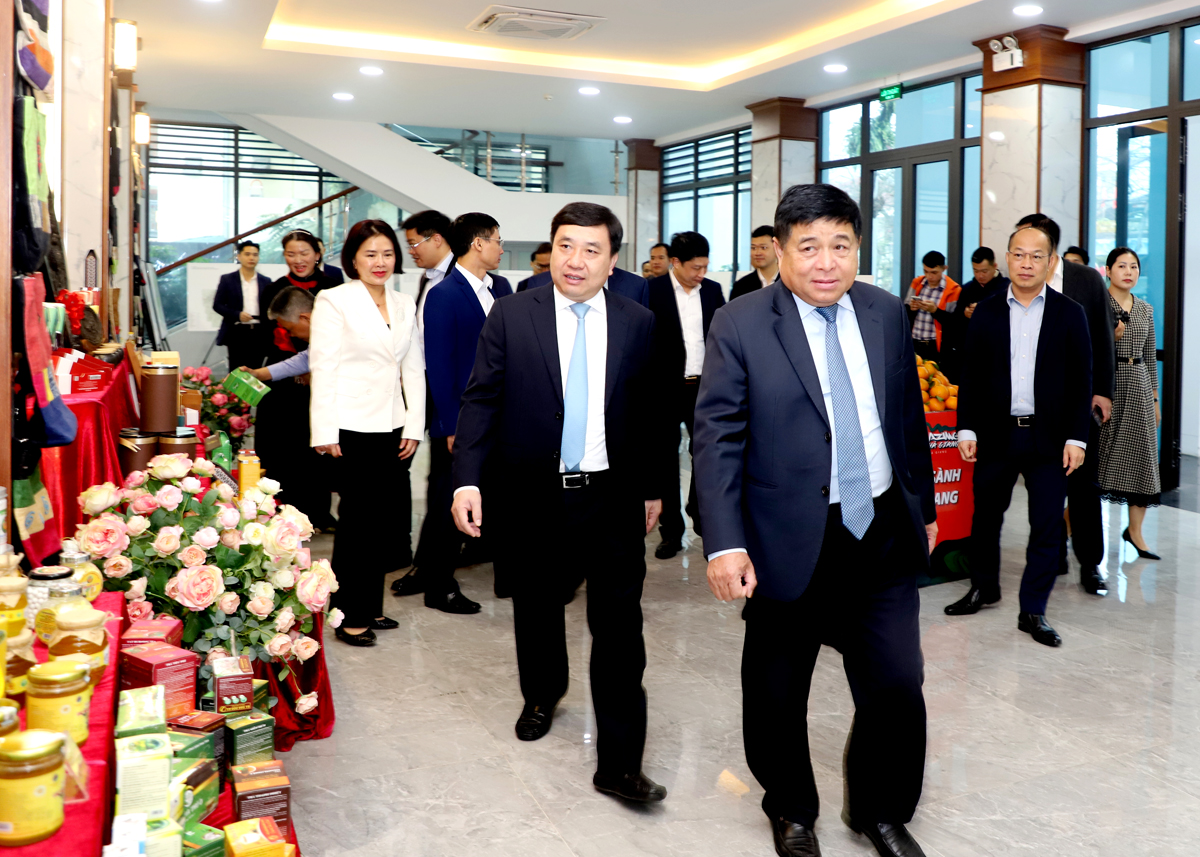 Bộ trưởng Bộ Kế hoạch và Đầu tư Nguyễn Chí Dũng và các đồng chí lãnh đạo tỉnh đến dự hội nghị công bố Quy hoạch tỉnh.