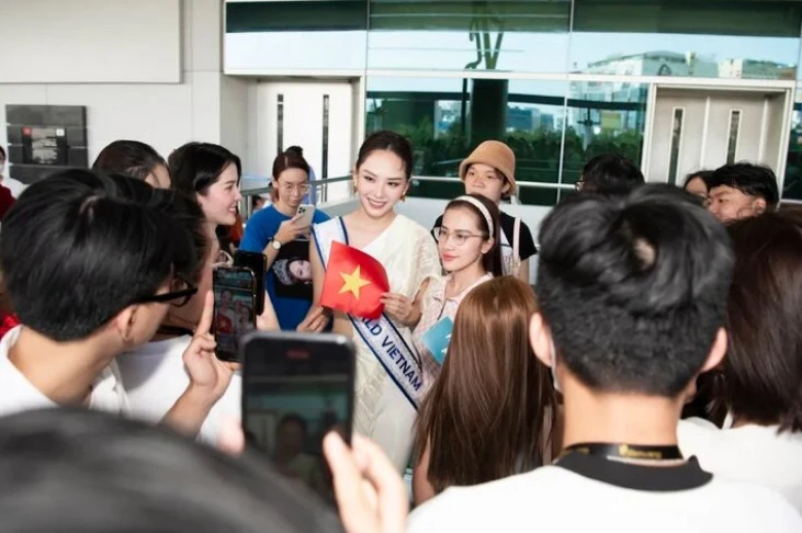 Đông đảo người thân, bạn bè đã tới sân bay để tiễn Mai Phương. Hoa hậu rất xúc động khi nhận được tình cảm từ mọi người: Tôi rất vui và bất ngờ vì vừa qua mùa Tết nhưng mọi người đã thu xếp để tới tiễn tôi đi thi. Nhờ mọi người mà tôi quên hết những lo lắng, chỉ háo hức được dự thi để mọi người ở Việt Nam có thể theo dõi mình.”
