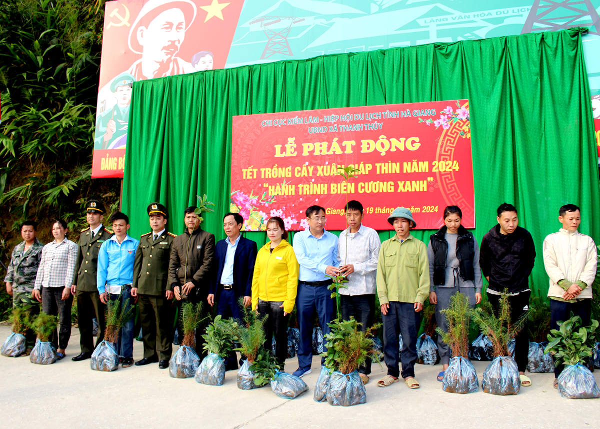 Các đại biểu trao cây giống cho người dân thôn Nặm Ngặt, xã Thanh Thủy.