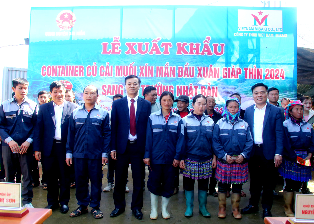 Lãnh đạo huyện Xín Mần tặng quà cho các công nhân đang làm việc tại HTX nông sản Xín Mần – Misaki.