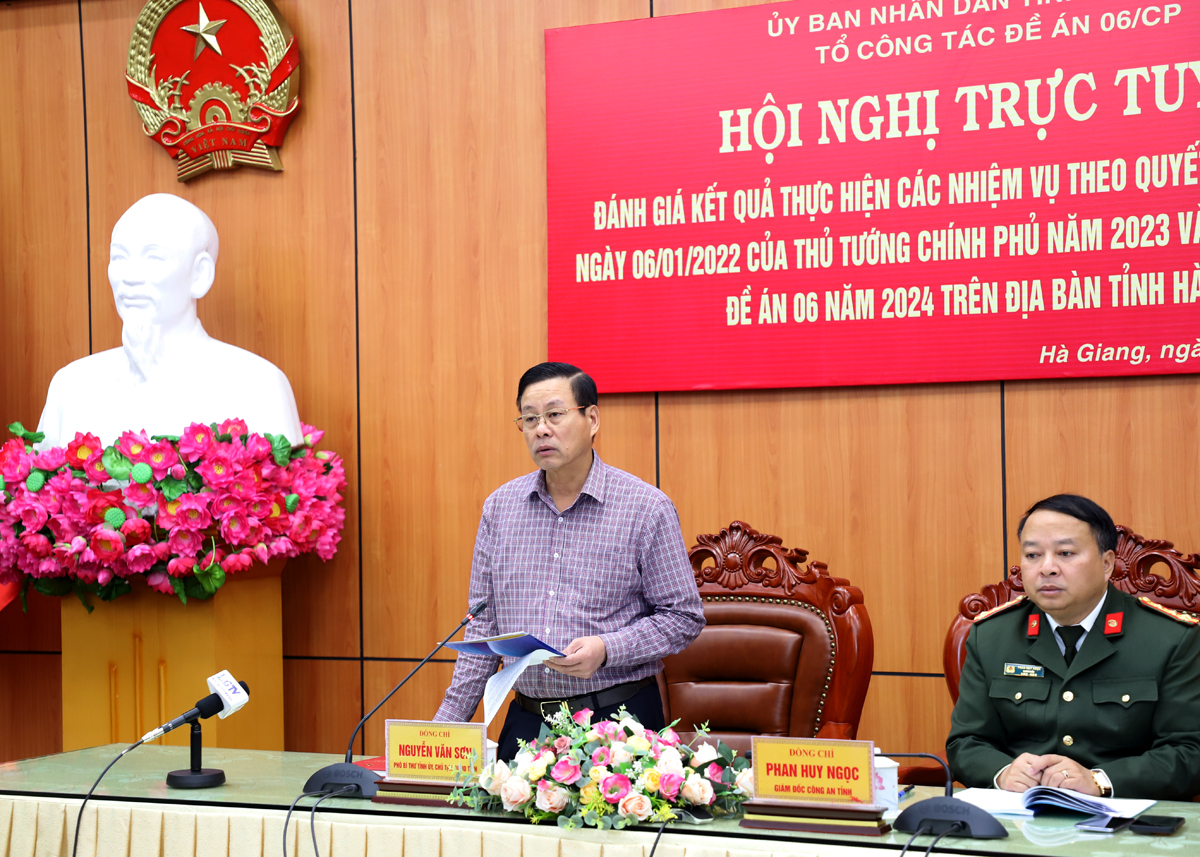 Chủ tịch UBND tỉnh Nguyễn Văn Sơn và Đại tá Phan Huy Ngọc, Giám đốc Công an tỉnh chủ trì hội nghị.