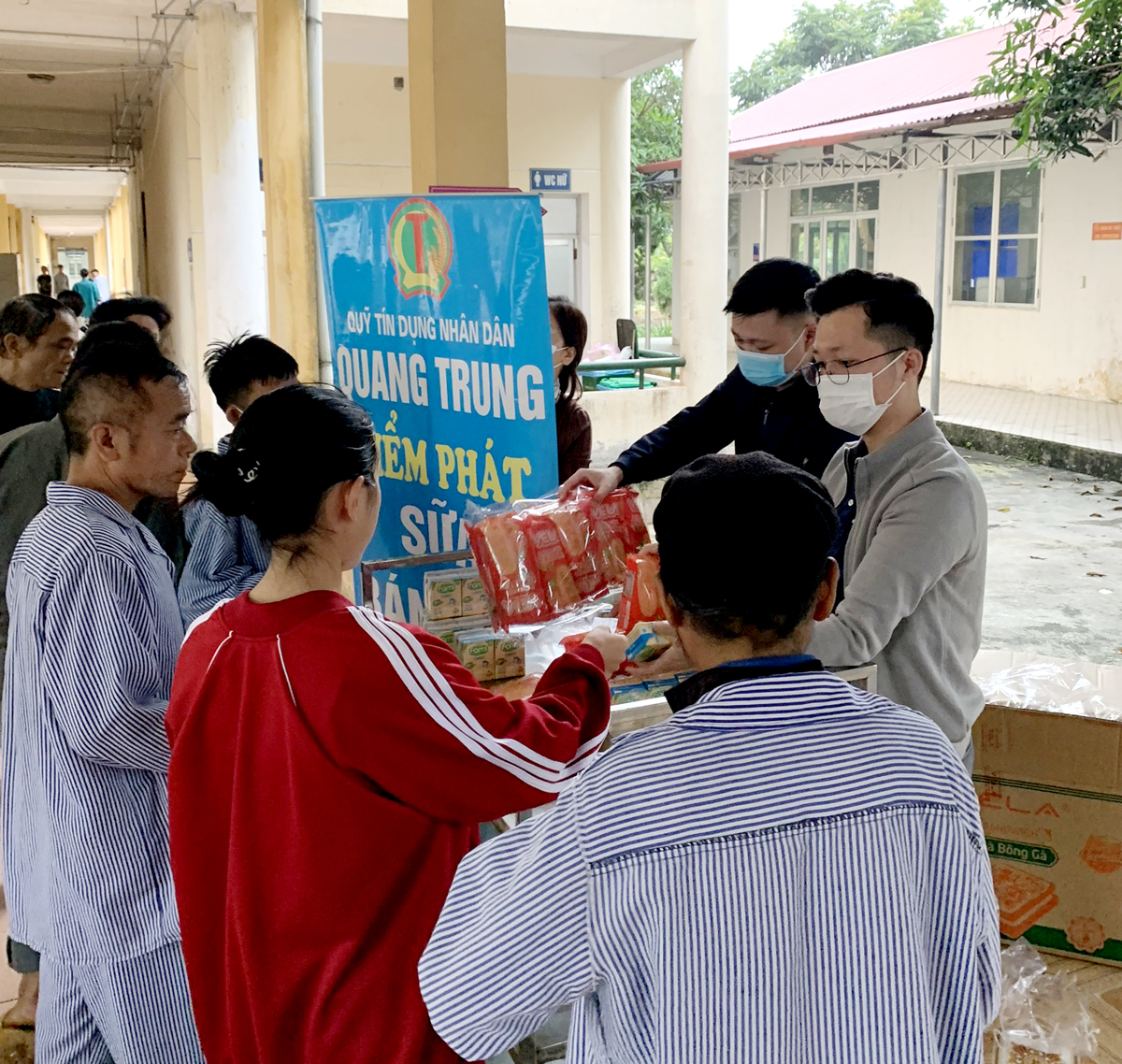 Chương trình phát sữa, bánh mì miễn phí diễn ra sáng thứ 4 hàng tuần tại Bệnh viện Phổi Hà Giang