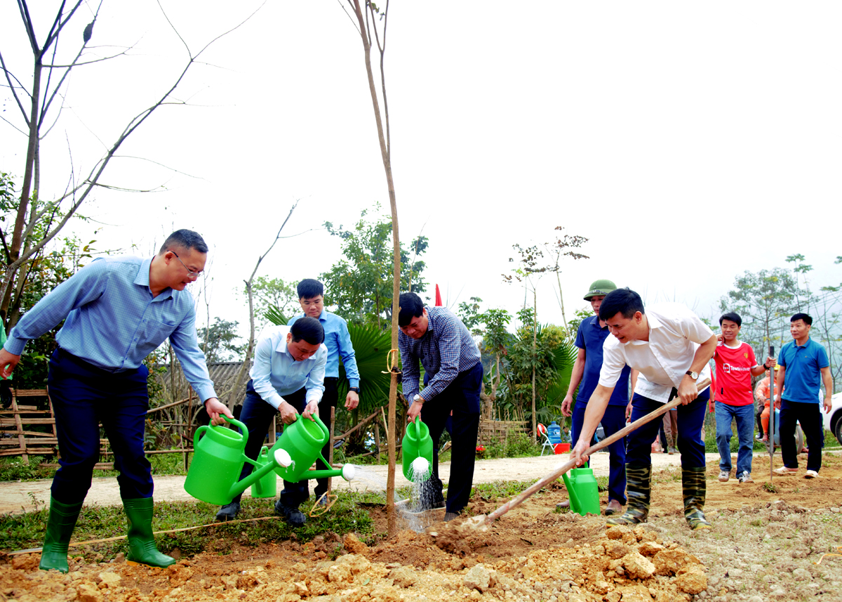 Trưởng Ban Tổ chức Tỉnh ủy Nguyễn Minh Tiến cùng lãnh đạo các sở, ngành và huyện Quang Bình trồng cây hoa Phong Linh tại thôn Khun, xã Bằng Lang.