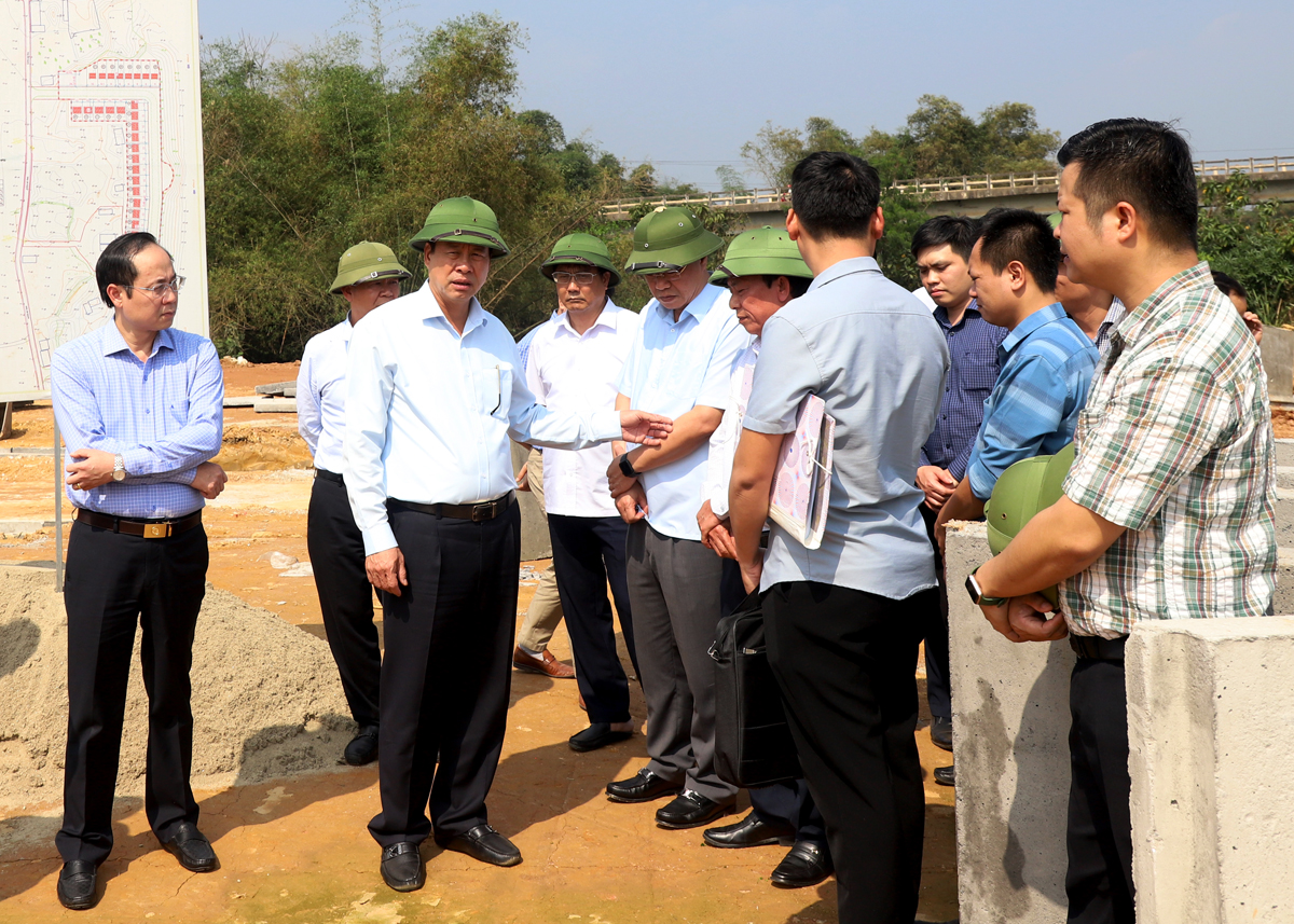 Chủ tịch UBND tỉnh Nguyễn Văn Sơn kiểm tra tiến độ khu tái định cư xã Tân Quang.