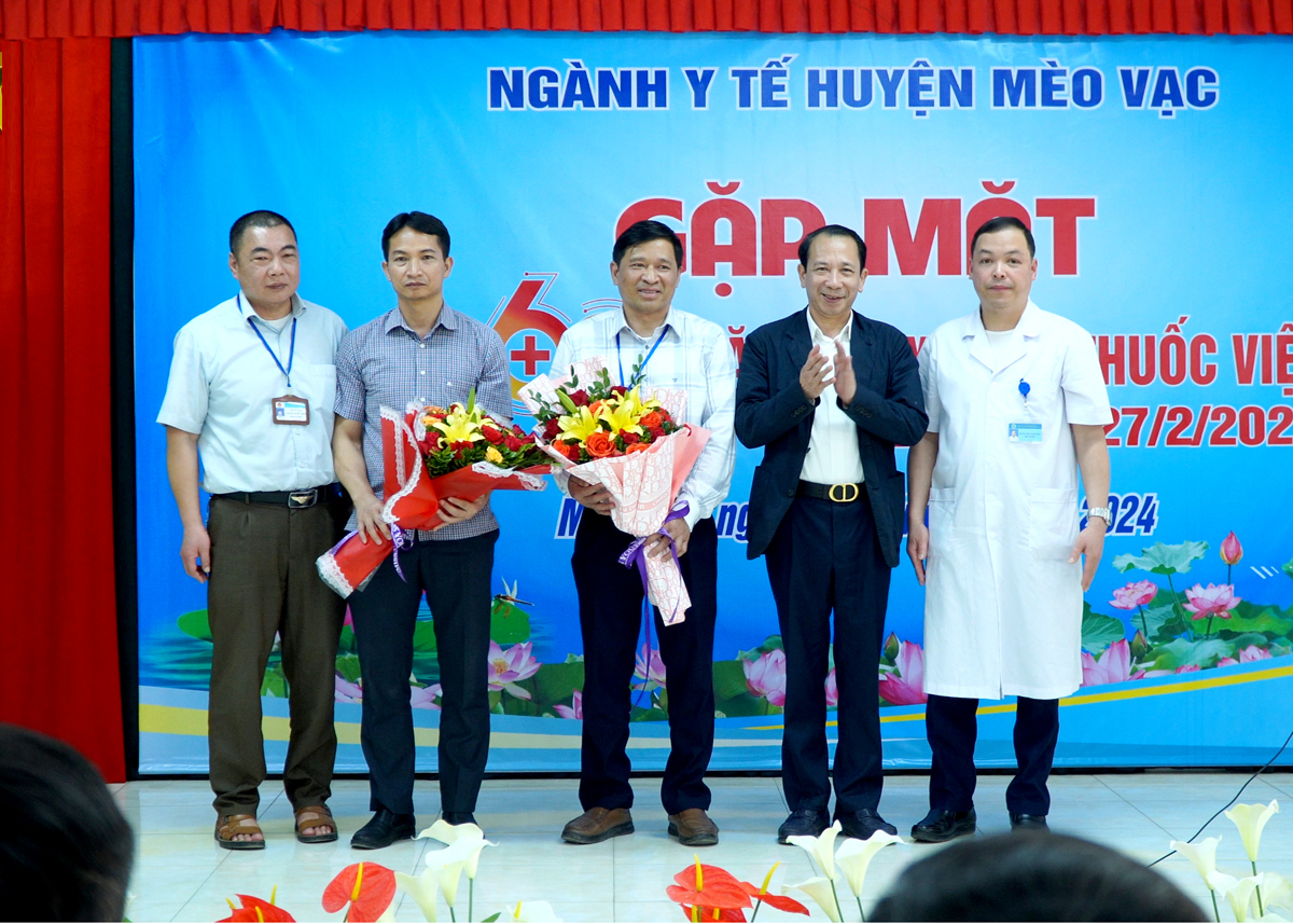 Phó Chủ tịch UBND tỉnh Trần Đức Quý tặng hoa chúc mừng ngành Y tế huyện Mèo Vạc.