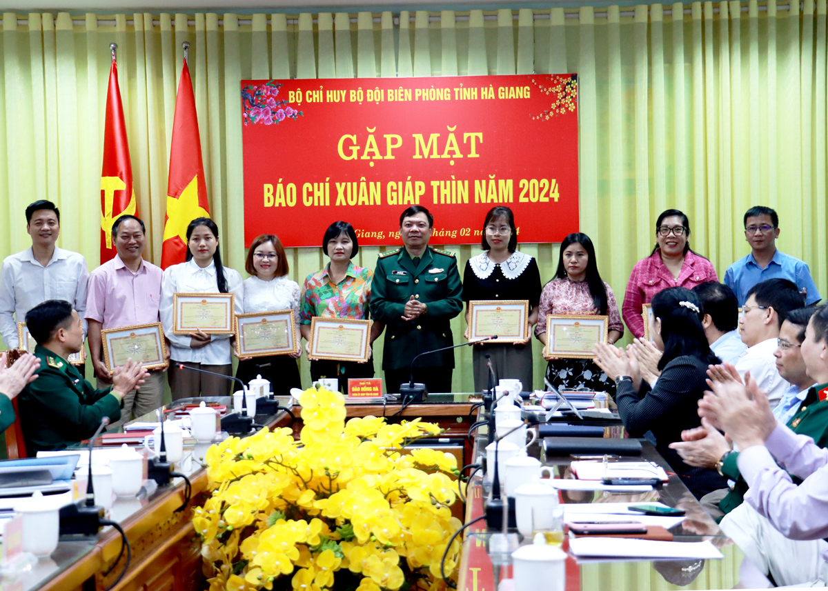 Đại tá Đào Hồng Hà, Chính ủy Bộ Chỉ huy BĐBP tỉnh tặng Giấy khen cho các cá nhân có nhiều thành tích trong phối hợp tuyên truyền các hoạt động về BĐBP trong năm 2023.
