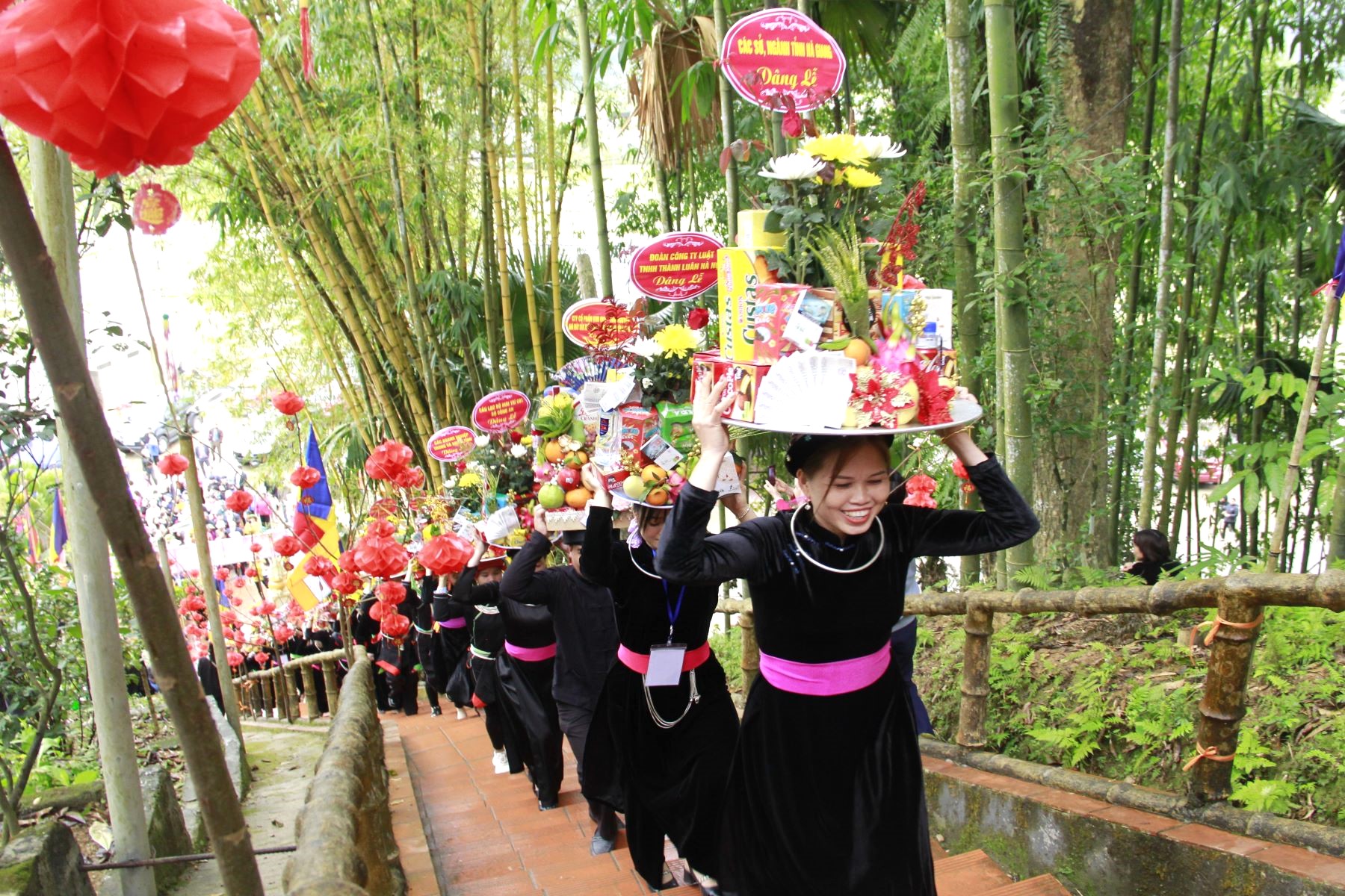 Dâng lễ chùa Sùng Khánh.