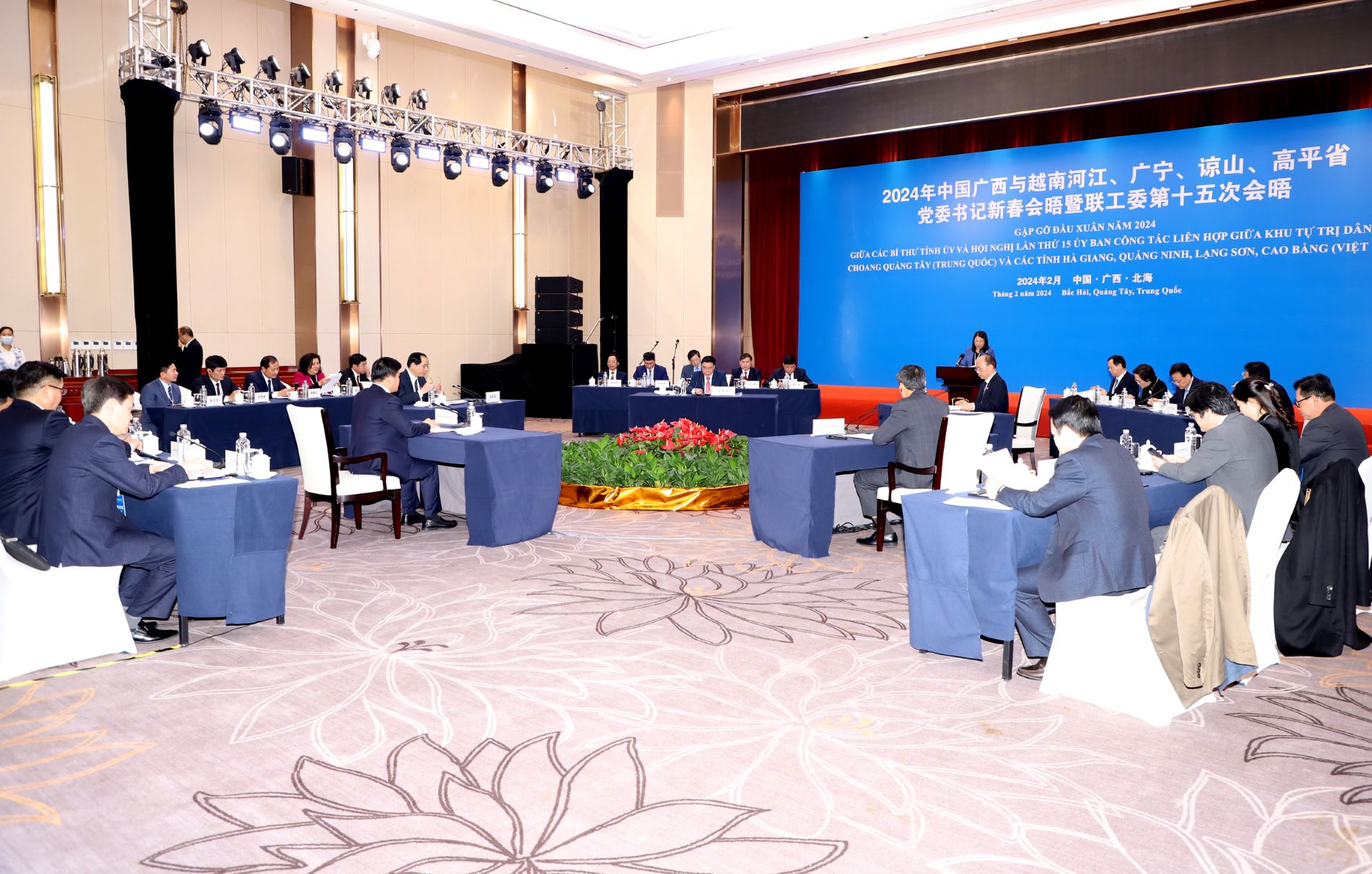 Ủy ban Công tác liên hợp các tỉnh Hà Giang, Cao Bằng, Lạng Sơn, Quảng Ninh và Khu tự trị dân tộc Choang Quảng Tây thảo luận tại hội nghị.