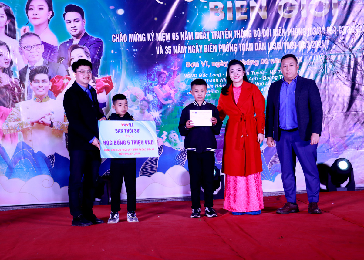 Đại diện Nhà hát Tuổi trẻ và Ban Thời sự Đài Tiếng nói Việt Nam tặng quà con nuôi Đồn Biên phòng Sơn Vĩ.