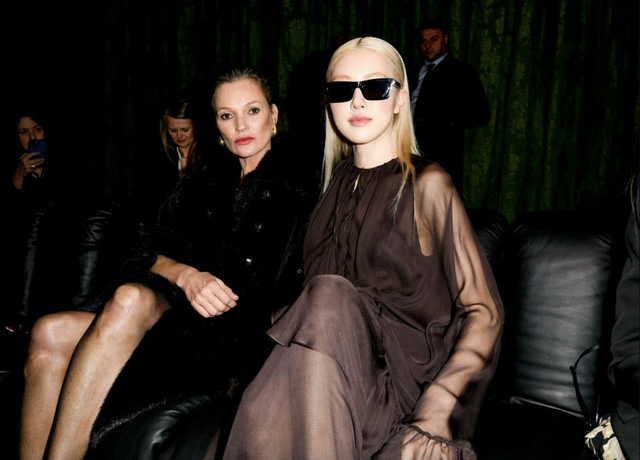 Rosé chung khung hình cùng siêu mẫu Kate Moss. 
