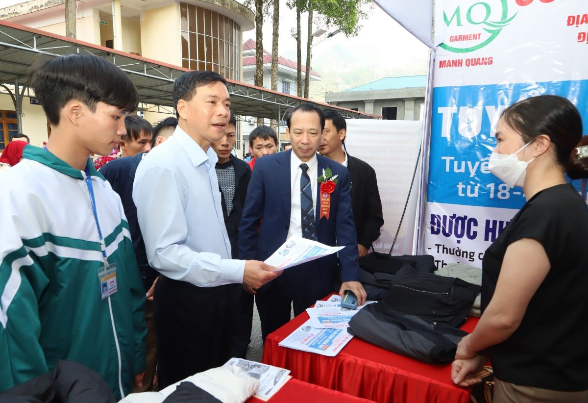 Phó Chủ tịch UBND tỉnh Trần Đức Quý cùng lãnh đạo huyện Mèo Vạc tham quan gian hàng may mặc đến từ Bắc Ninh.