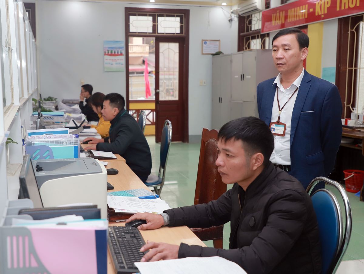 Cán bộ, công chức phường Minh Khai làm việc trong ngày đầu năm.