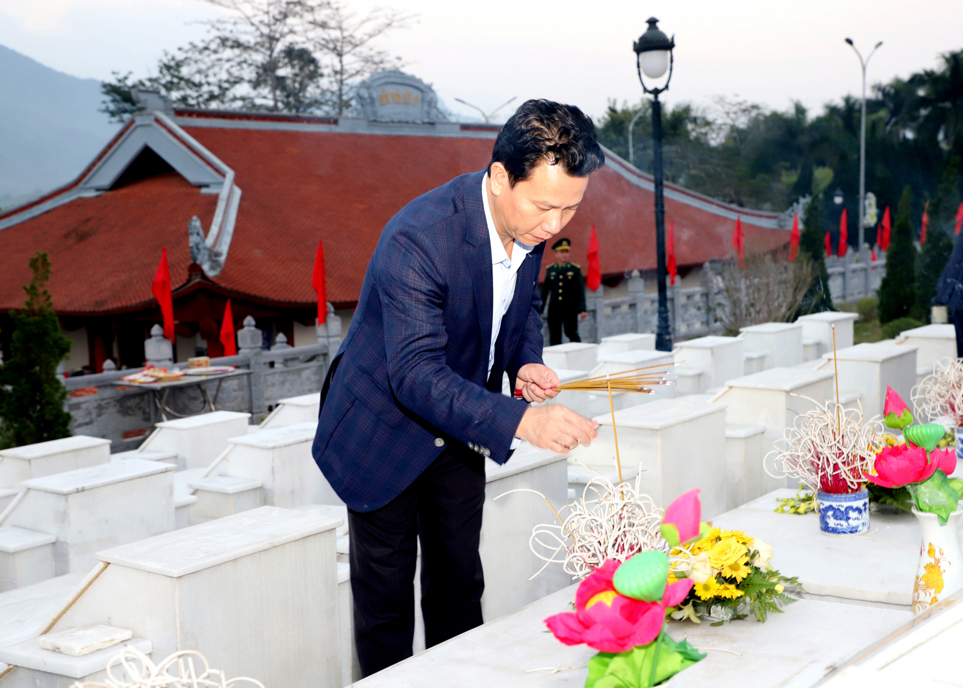 Bộ trưởng Bộ Tài nguyên và Môi trường Đặng Quốc Khánh thắp hương tại phần mộ các AHLS vừa được quy tập.