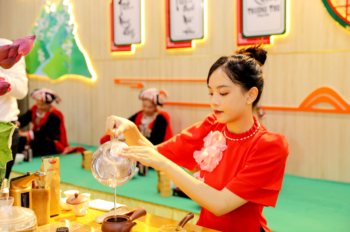Các nghệ nhân ở Hoàng Su Phì trình diễn kỹ thuật pha chế trà Shan tuyết.