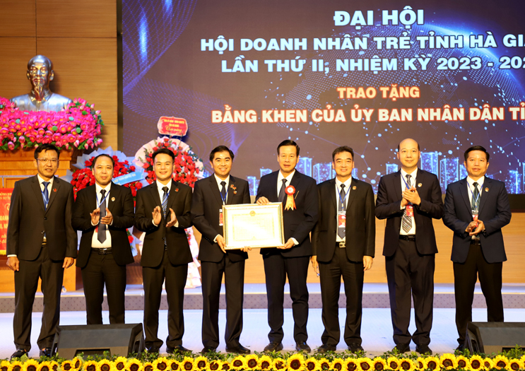 Chủ tịch UBND tỉnh Nguyễn Văn Sơn tặng Bằng khen cho Hội Doanh nhân trẻ tỉnh. 