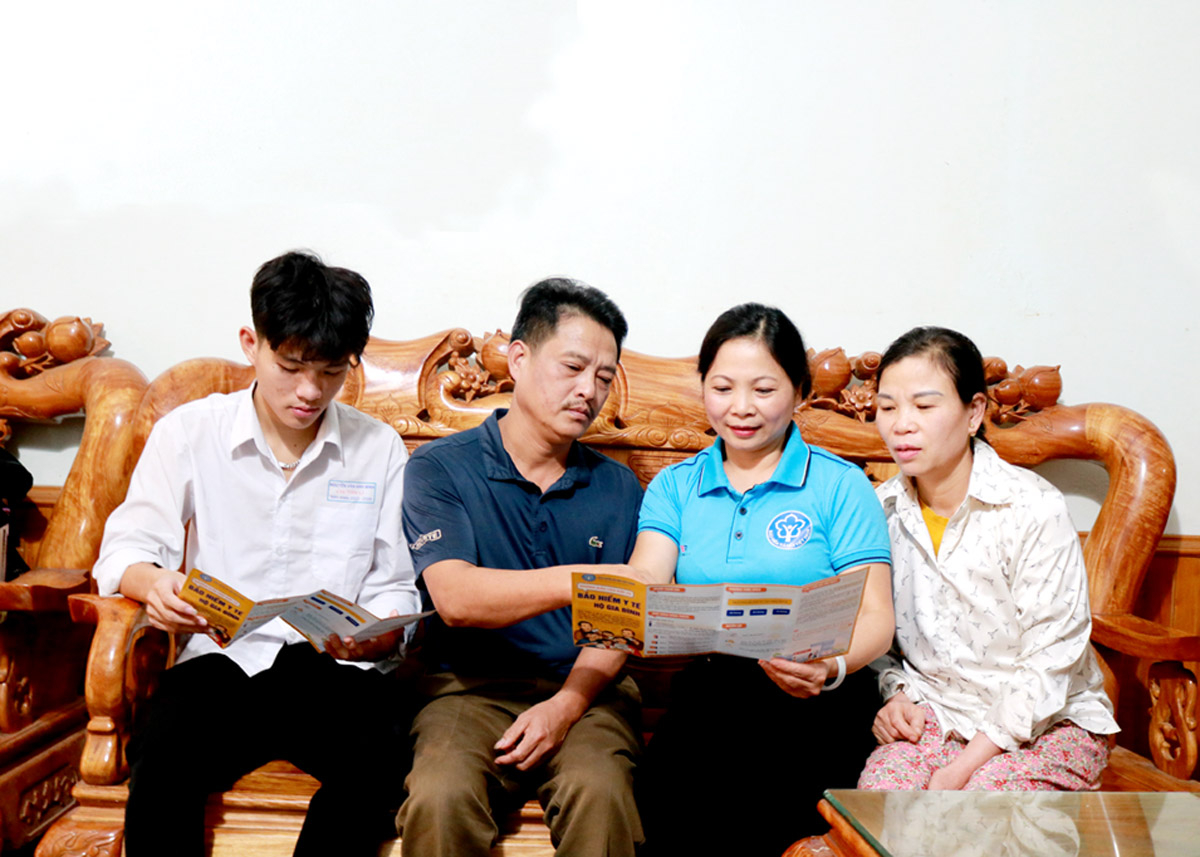 Cán bộ Bảo hiểm xã hội tỉnh trao đổi về chính sách Bảo hiểm y tế theo hộ gia đình cho anh Nguyễn Văn Bằng, tổ 2, phường Quang Trung, thành phố Hà Giang.
