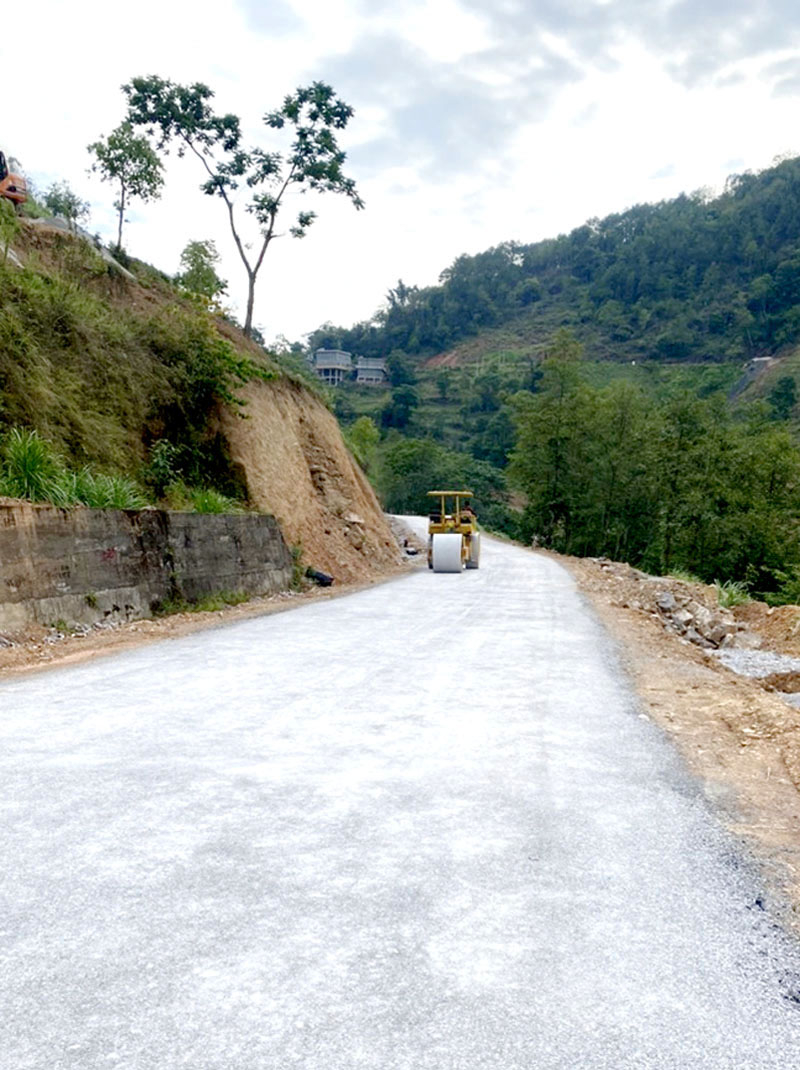 Tuyến đường từ trung tâm huyện Đồng Văn đi Mốc 450 (nay là Mốc 456) đi xã Thượng Phùng đang được hoàn thiện.
