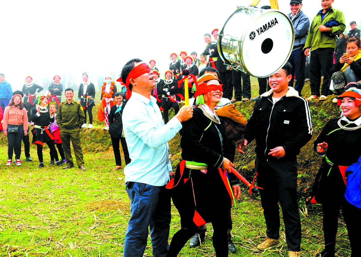 Trò chơi Bịt mắt đánh trống trong Lễ hội Hoa Tam giác mạch tại thôn Xà Phìn, xã Phương Tiến. 						                 Ảnh: Minh Ty
