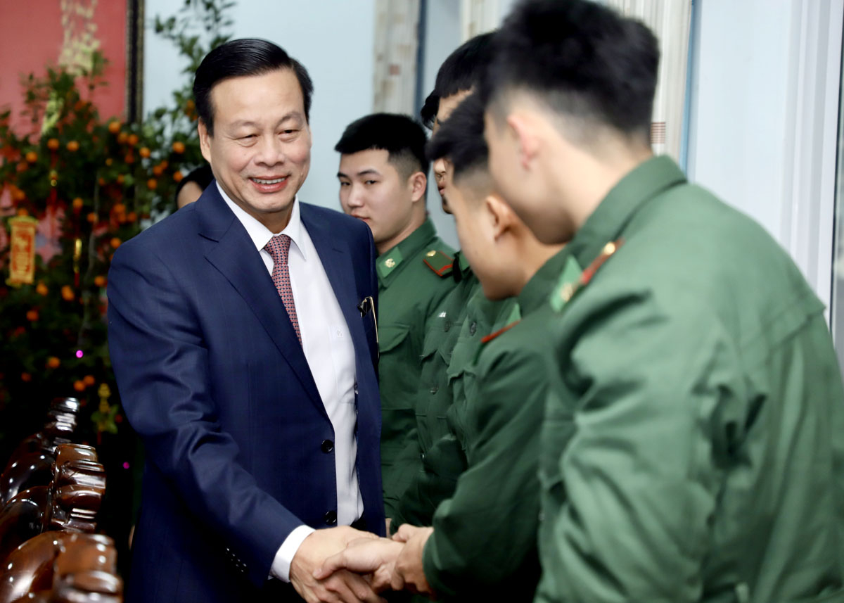 Chủ tịch UBND tỉnh Nguyễn Văn Sơn động viên chiến sỹ Bộ Chỉ huy Bộ đội Biên phòng tỉnh