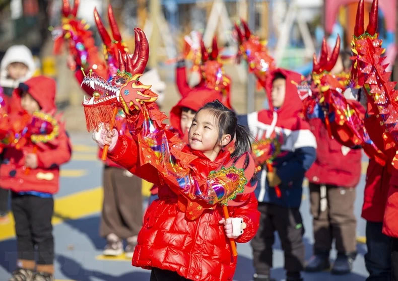 Các em nhỏ biểu diễn múa Rồng đón Tết Nguyên đán Giáp Thìn tại tỉnh Giang
Tô, Trung Quốc.